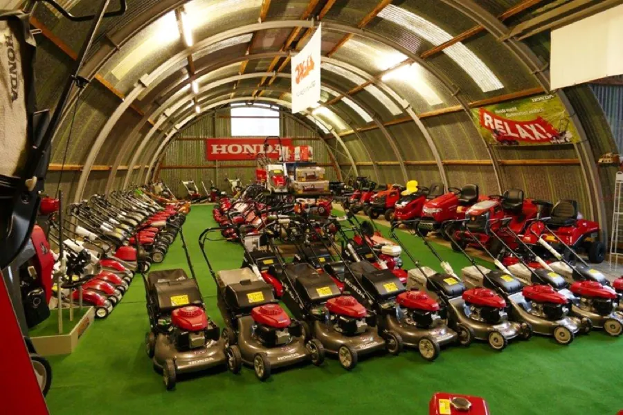 Geräteausstellung mit Honda-Rasenmähern in der Halle des Anhängervertriebs H. Becker